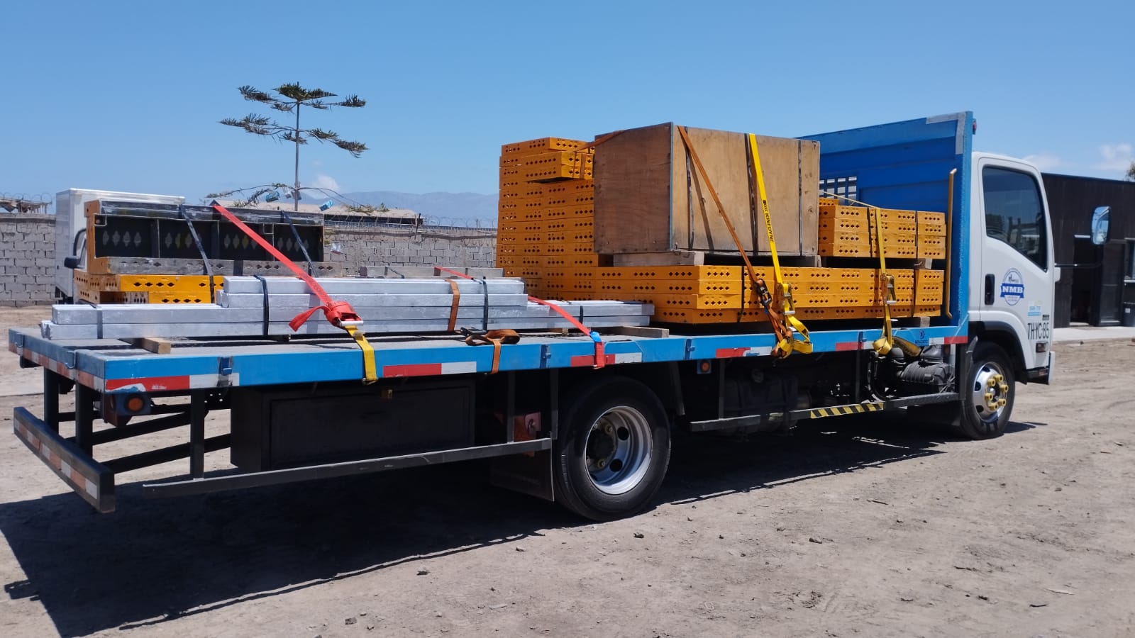 Camión de Transportes NMB en Antofagasta